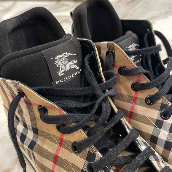 Burberry
Kilbourne Signature Check High-Top Check Sneakers SZ 42 1/2 - Picture 2 of 4